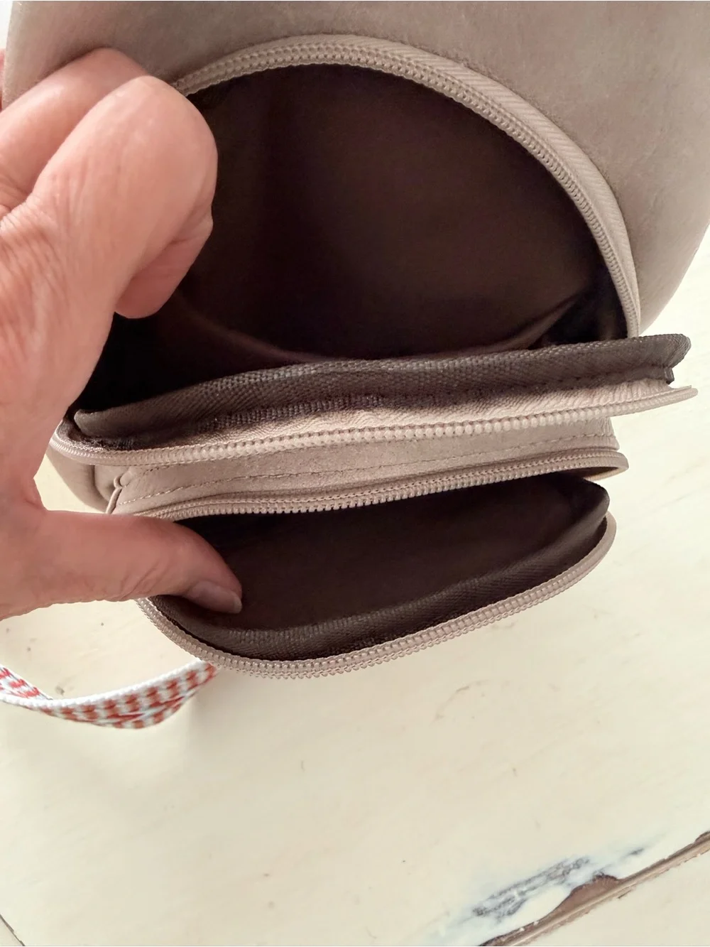 Mroede Crossbody Sling Bag in Light Taupe